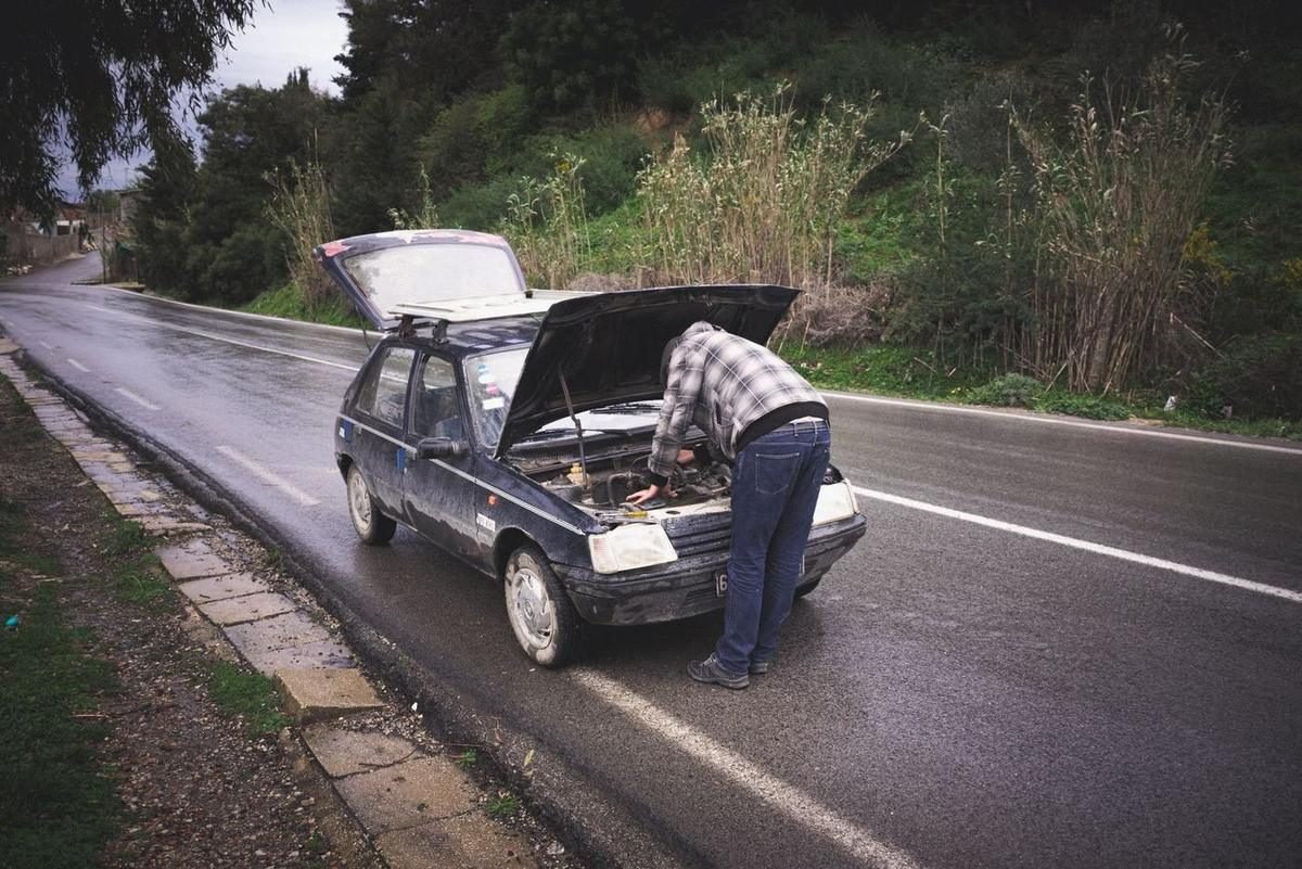 Yol kenarında kaputu açık araç